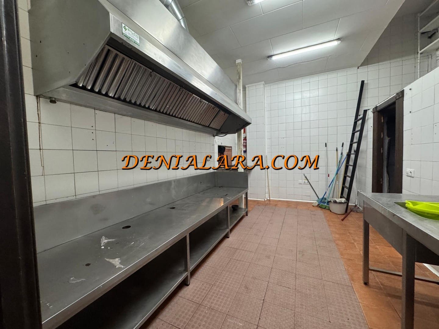 Local Commercial à louer à Denia - 900 € (Ref: 9964034)