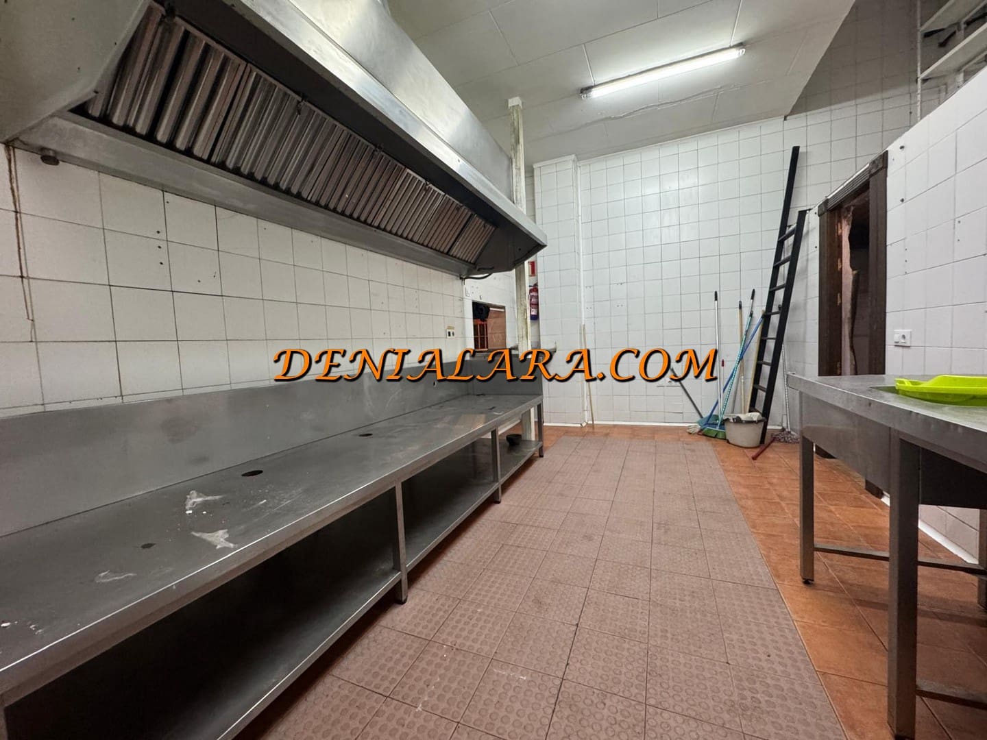 Local Commercial à louer à Denia - 900 € (Ref: 9964034)