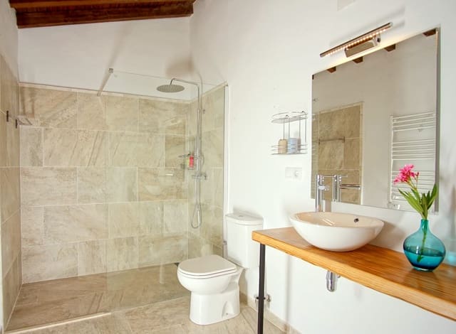 2 bedroom Guesthouse/B & B for holiday rental in Colomera with garage - € 500 (Ref: 9946873)