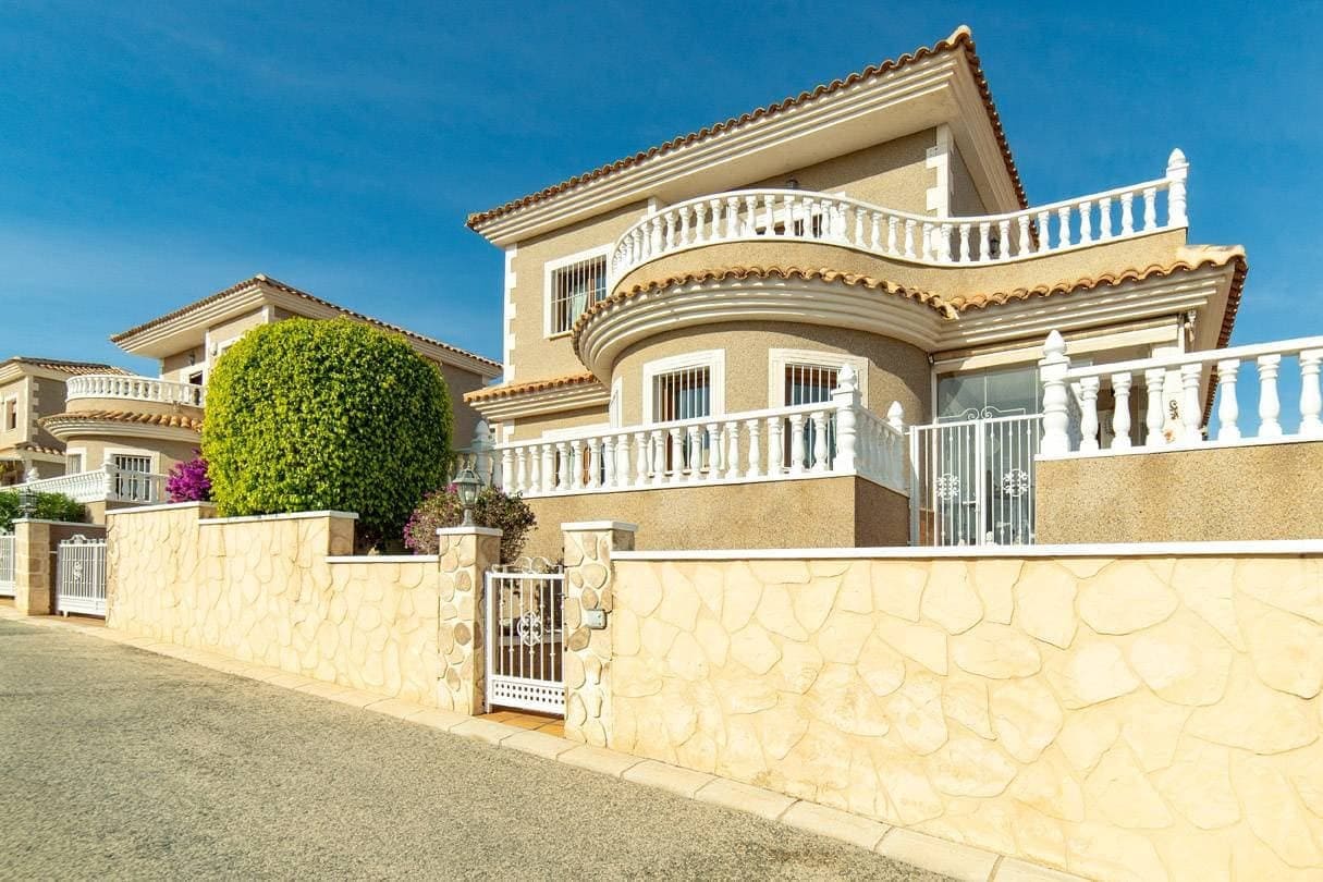 2 soveværelse Villa til salg i Torrevieja med swimmingpool garage - € 290.000 (Ref: 9509885)