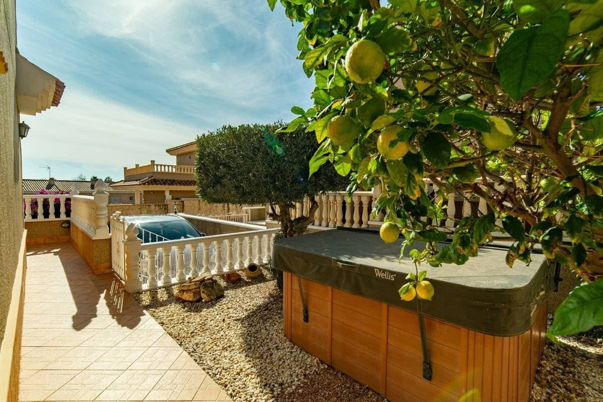 2 soveværelse Villa til salg i Torrevieja med swimmingpool garage - € 290.000 (Ref: 9509885)