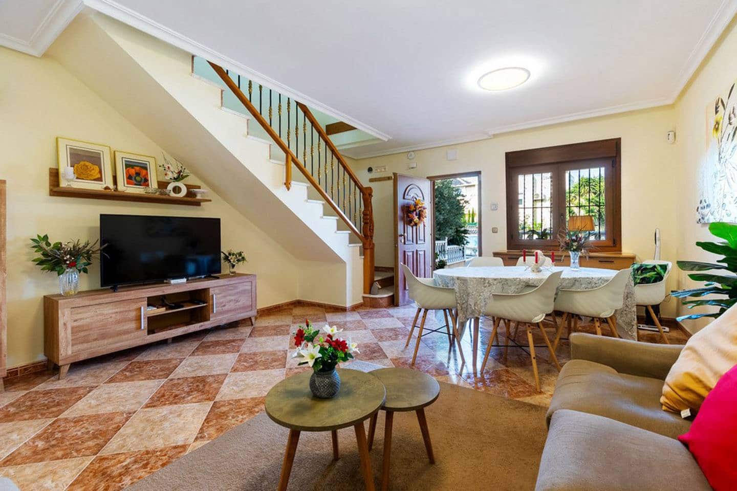 3 quarto Casa em Banda para venda em Torrevieja com piscina garagem - 279 000 € (Ref: 9569418)