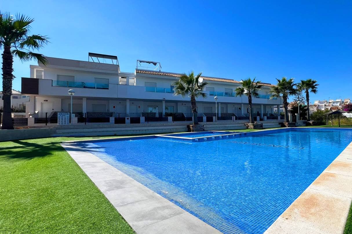 Casa de 3 habitaciones en Torrevieja en venta con garaje - 299.000 € (Ref: 9645955)