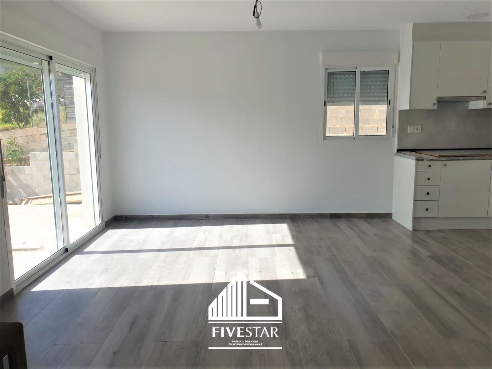 5 soveværelse Villa til salg i Turis med swimmingpool garage - € 245.000 (Ref: 7945002)