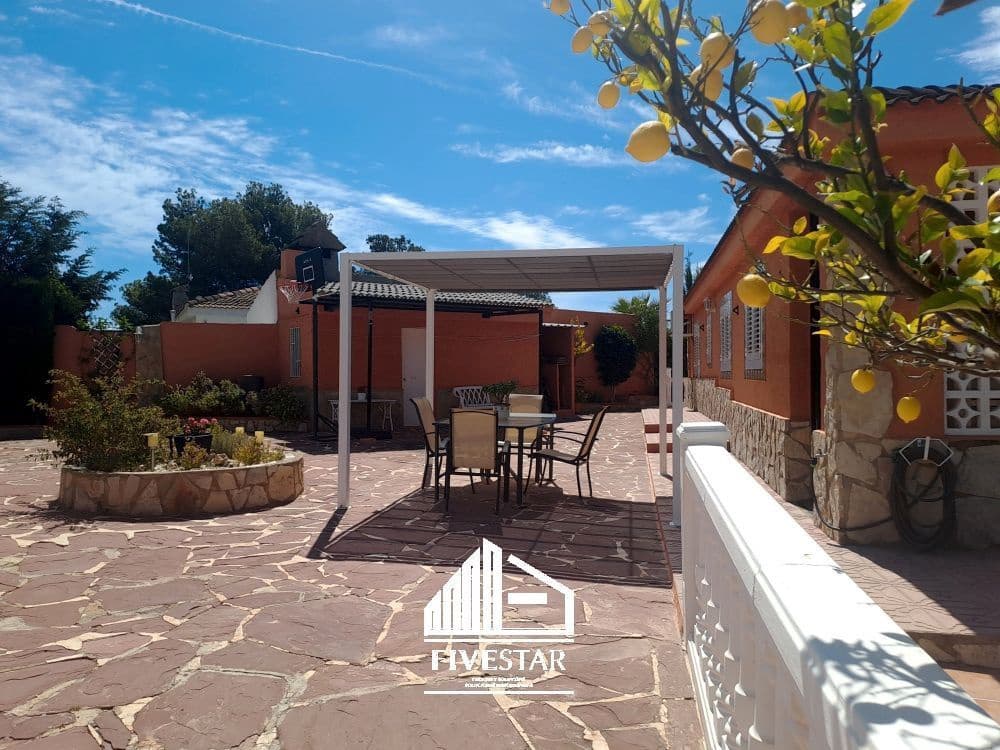 4 soveværelse Villa til salg i Turis med swimmingpool garage - € 315.000 (Ref: 8307841)