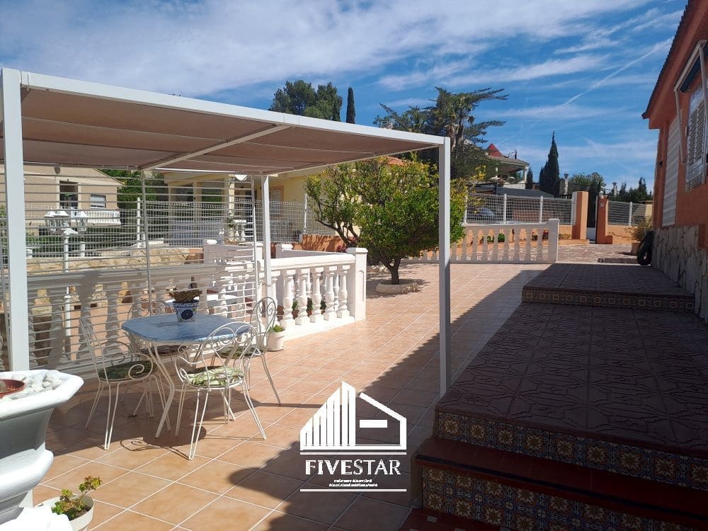 4 makuuhuone Huvila myytävänä paikassa Turis mukana uima-altaan 
autotalli - 315 000 € (Ref: 8307841)