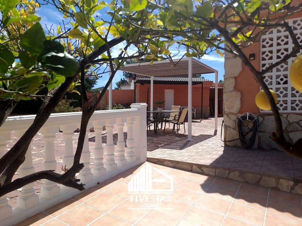 4 makuuhuone Huvila myytävänä paikassa Turis mukana uima-altaan 
autotalli - 315 000 € (Ref: 8307841)