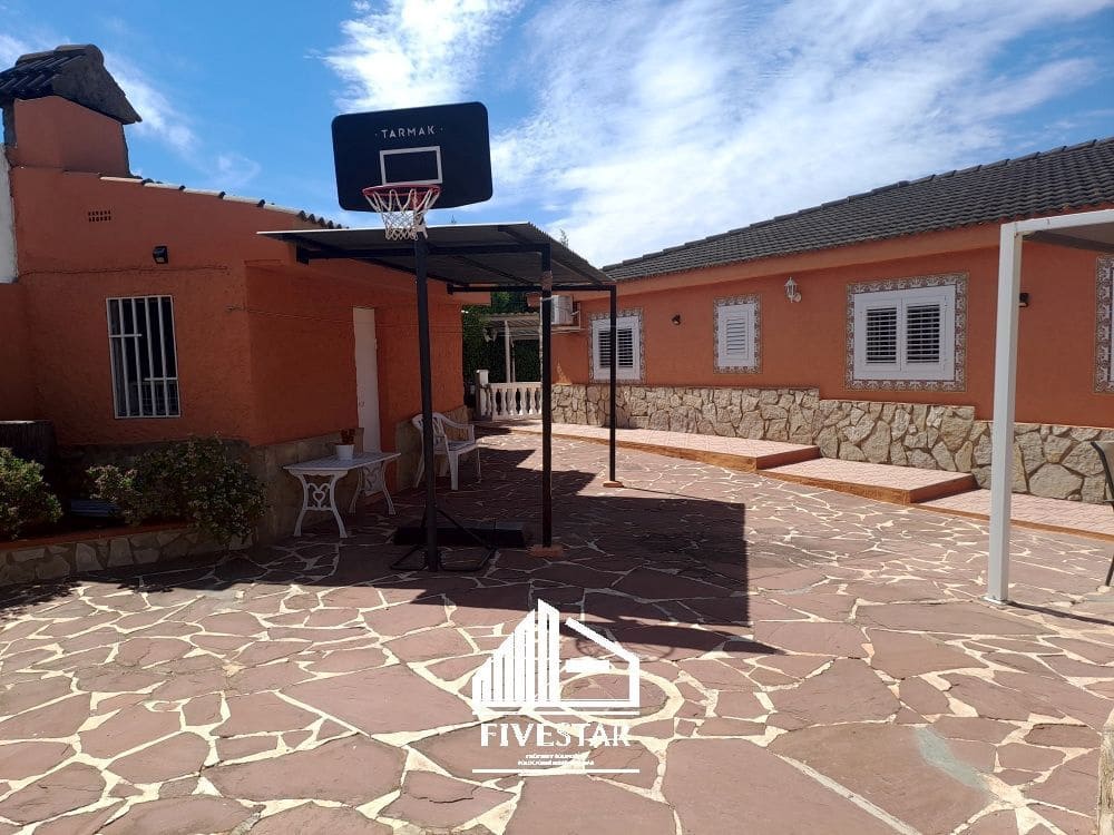 4 makuuhuone Huvila myytävänä paikassa Turis mukana uima-altaan 
autotalli - 315 000 € (Ref: 8307841)