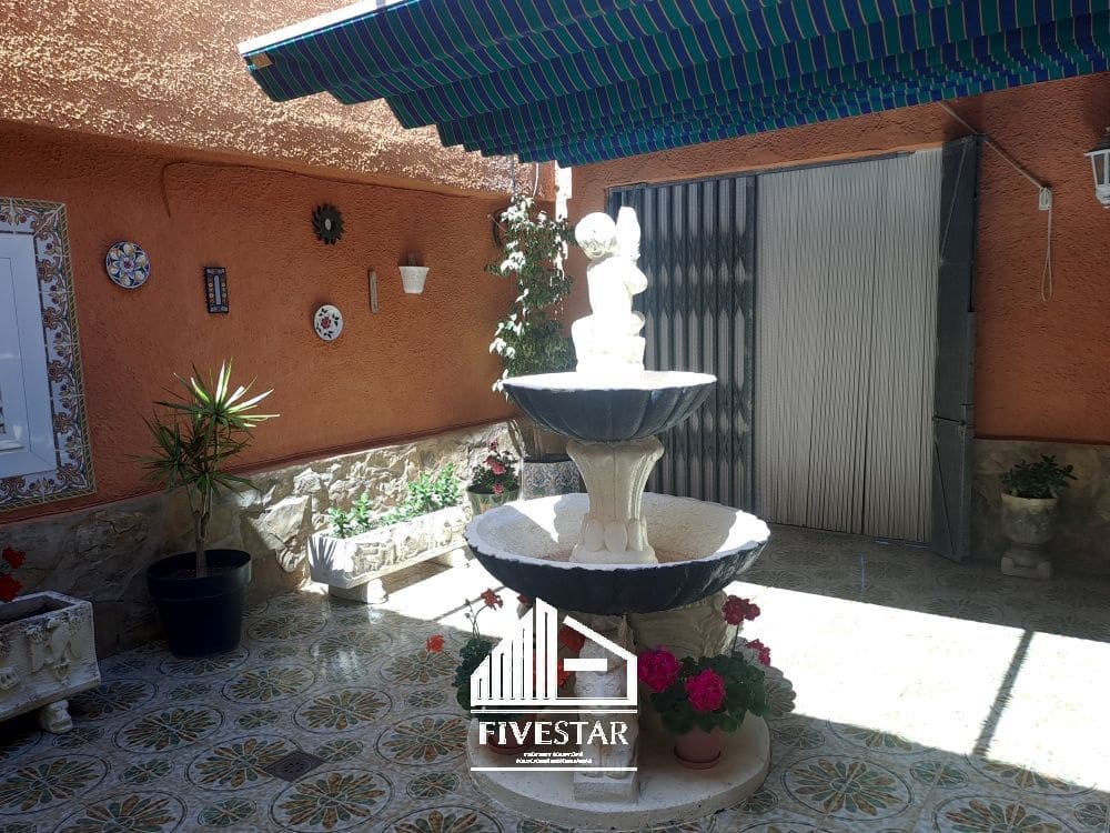 4 makuuhuone Huvila myytävänä paikassa Turis mukana uima-altaan 
autotalli - 315 000 € (Ref: 8307841)