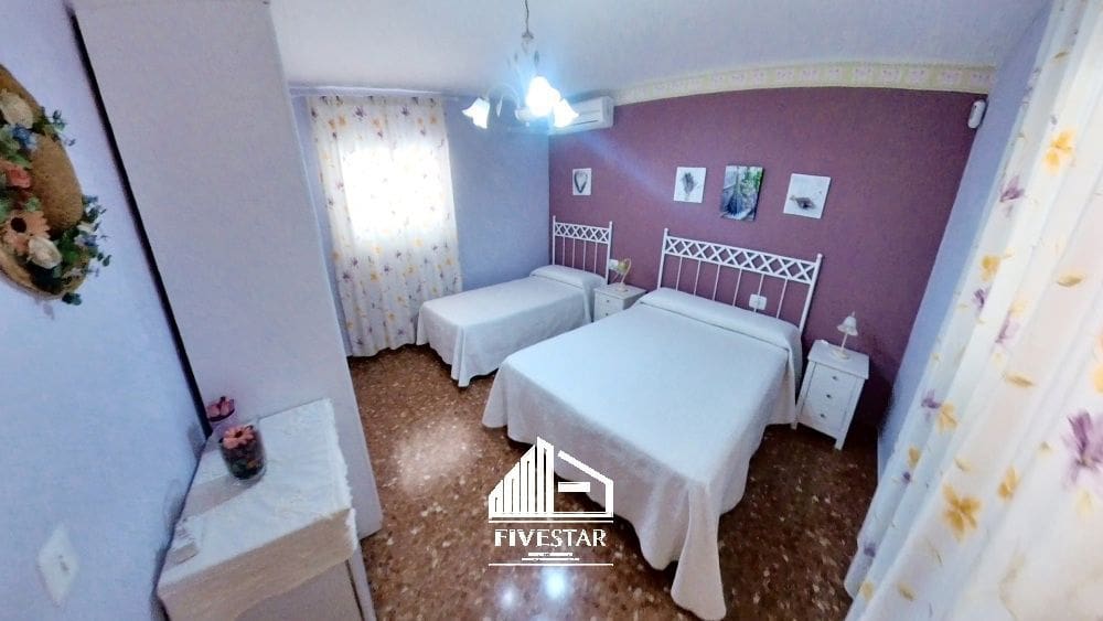 4 makuuhuone Huvila myytävänä paikassa Turis mukana uima-altaan 
autotalli - 315 000 € (Ref: 8307841)