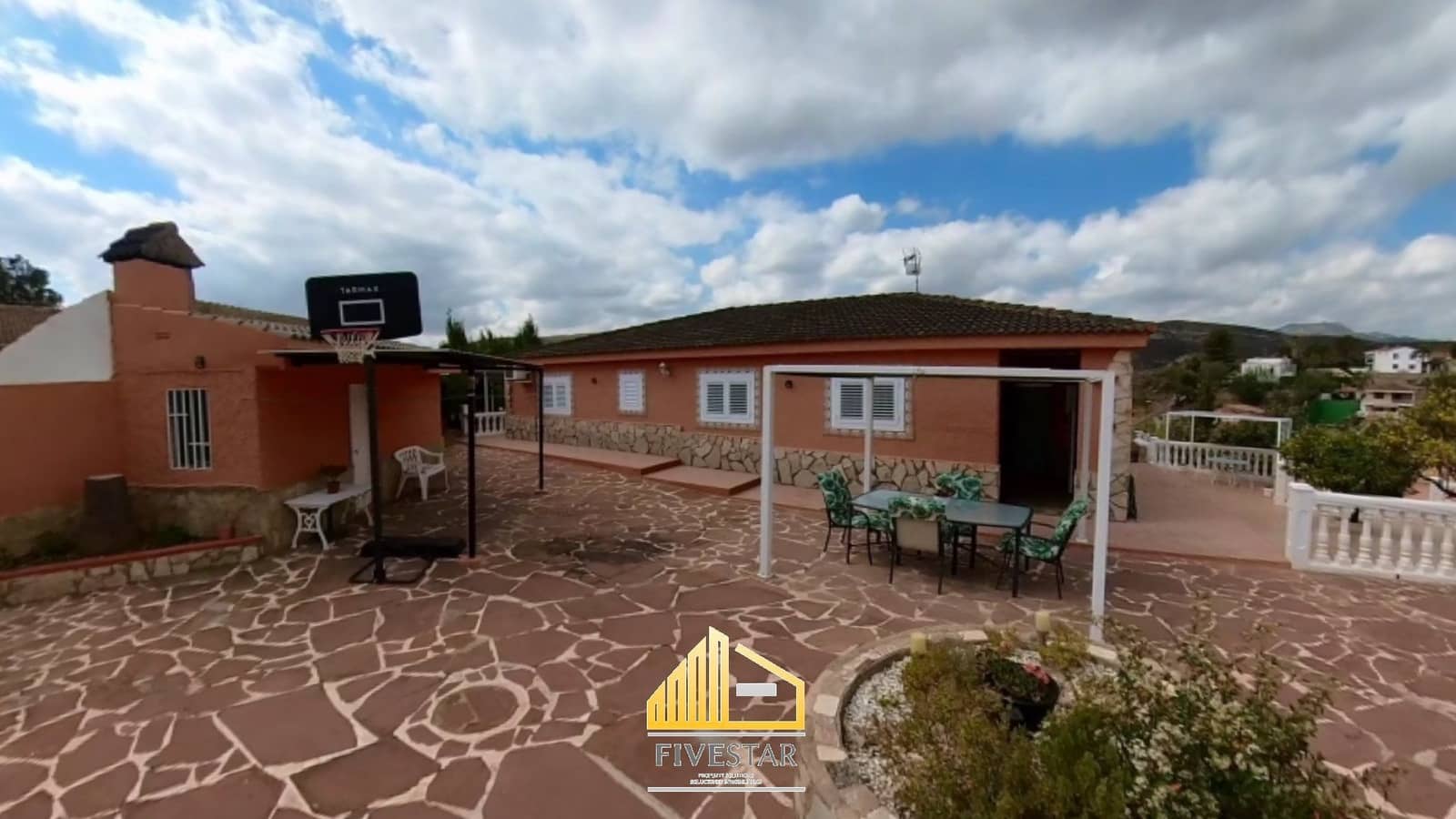 4 makuuhuone Huvila myytävänä paikassa Turis mukana uima-altaan 
autotalli - 315 000 € (Ref: 8307841)