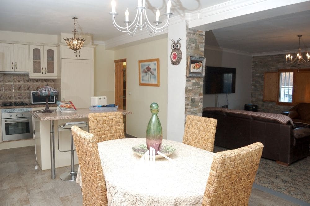 4 makuuhuone Huvila myytävänä paikassa Turis mukana uima-altaan 
autotalli - 260 000 € (Ref: 9041969)