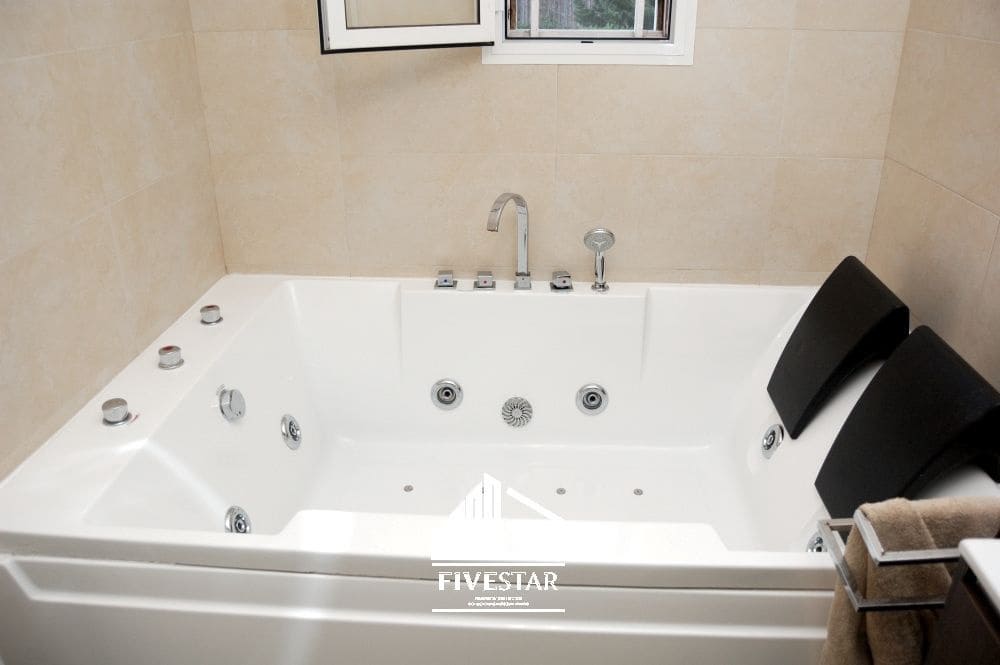 4 makuuhuone Huvila myytävänä paikassa Turis mukana uima-altaan 
autotalli - 260 000 € (Ref: 9041969)