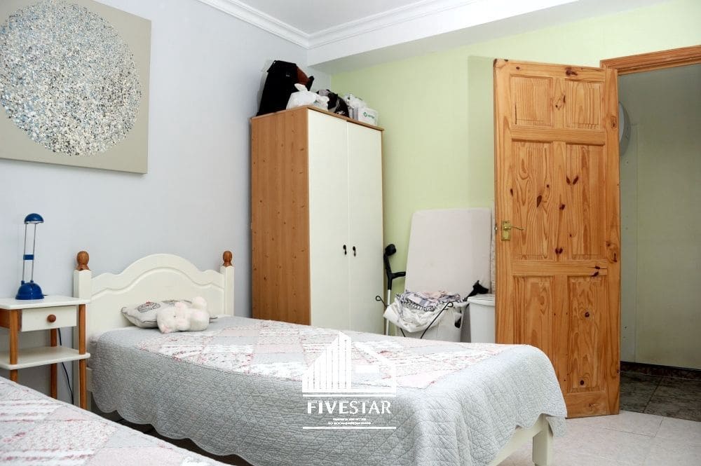 4 makuuhuone Huvila myytävänä paikassa Turis mukana uima-altaan 
autotalli - 260 000 € (Ref: 9041969)