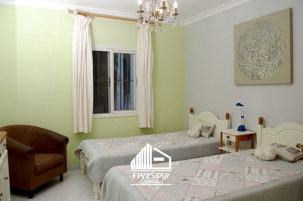 4 makuuhuone Huvila myytävänä paikassa Turis mukana uima-altaan 
autotalli - 260 000 € (Ref: 9041969)