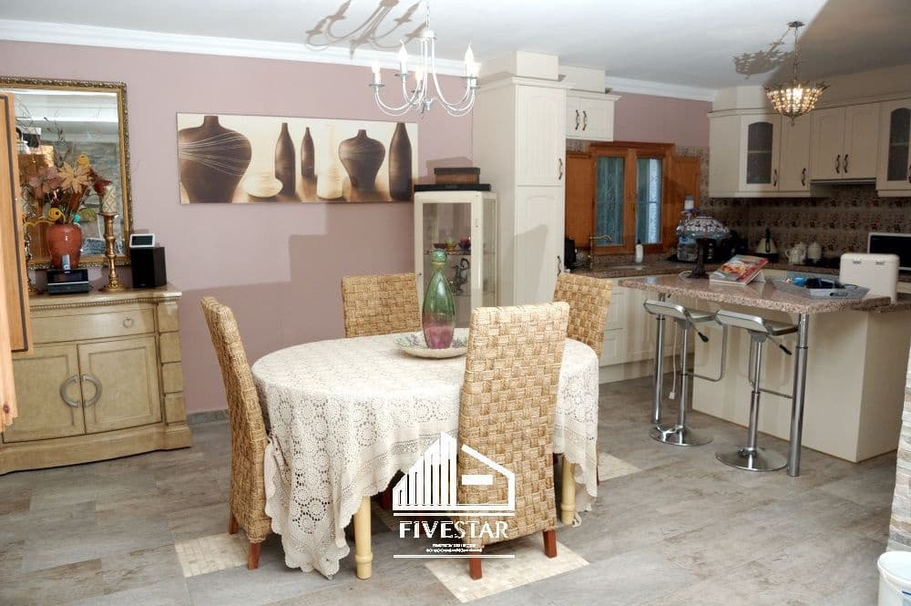 4 makuuhuone Huvila myytävänä paikassa Turis mukana uima-altaan 
autotalli - 260 000 € (Ref: 9041969)