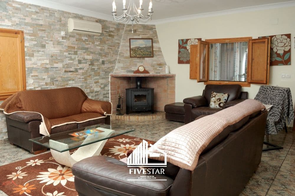 4 makuuhuone Huvila myytävänä paikassa Turis mukana uima-altaan 
autotalli - 260 000 € (Ref: 9041969)