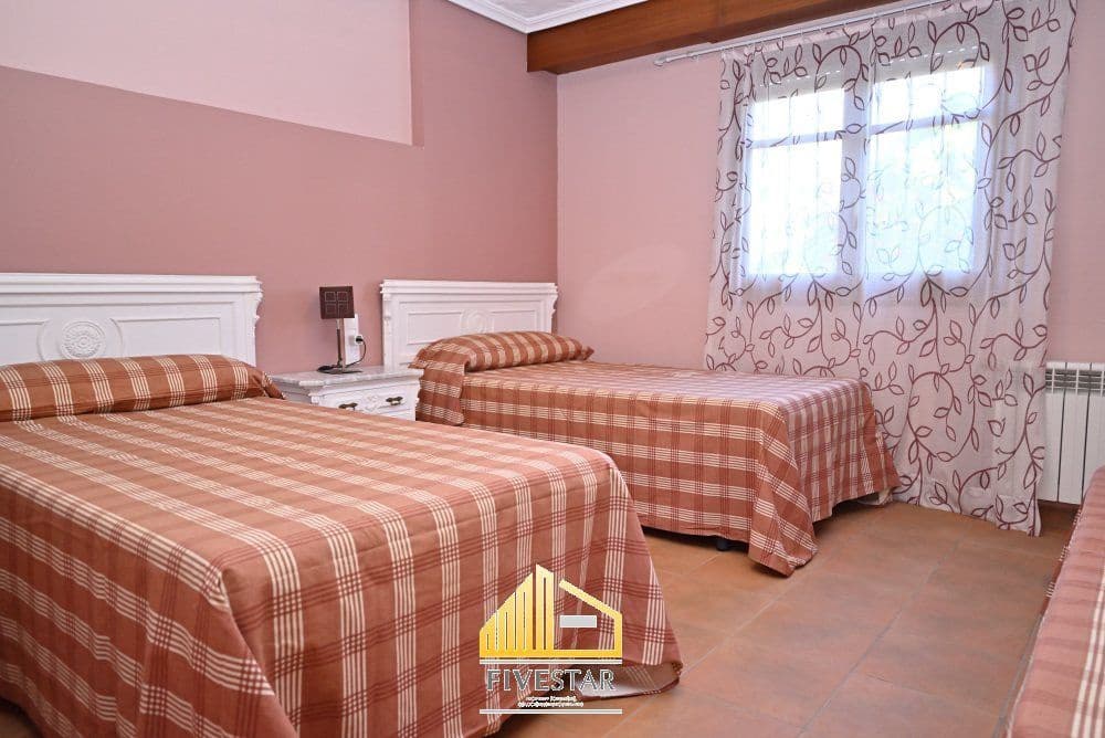 6 soveværelse Villa til salg i Montserrat med swimmingpool garage - € 480.000 (Ref: 9217002)