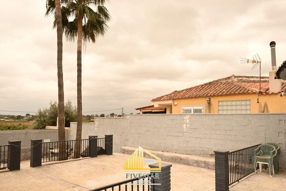 4 soverom Villa til salgs i La Pobla de Vallbona med svømmebasseng garasje - € 415 000 (Ref: 9655620)