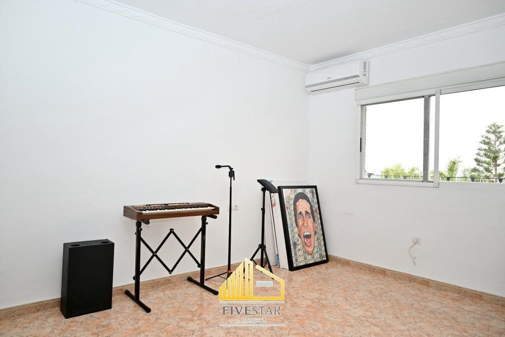 4 soverom Villa til salgs i La Pobla de Vallbona med svømmebasseng garasje - € 415 000 (Ref: 9655620)