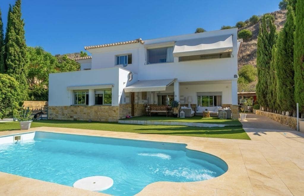5 soverom Villa til salgs i Malaga by med svømmebasseng garasje - € 1 700 000 (Ref: 8162459)