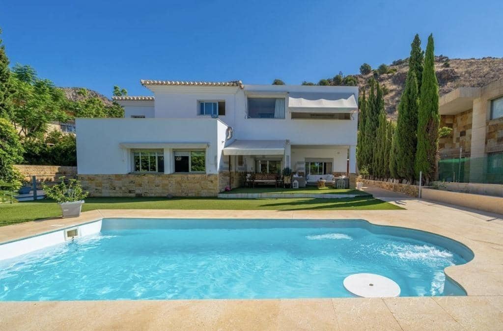 5 soverom Villa til salgs i Malaga by med svømmebasseng garasje - € 1 700 000 (Ref: 8162459)