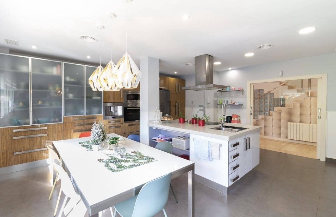 5 soverom Villa til salgs i Malaga by med svømmebasseng garasje - € 1 700 000 (Ref: 8162459)