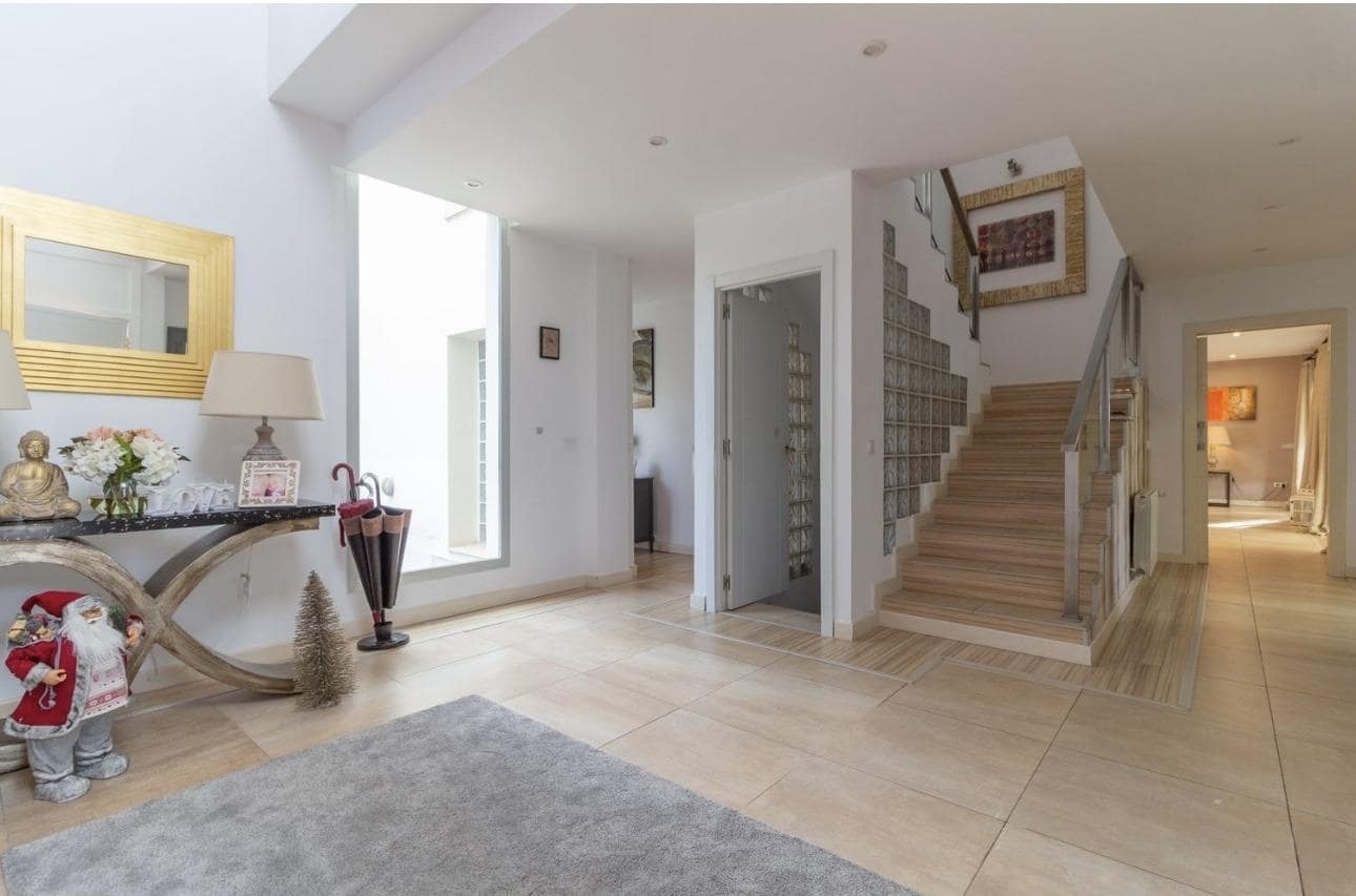 5 soverom Villa til salgs i Malaga by med svømmebasseng garasje - € 1 700 000 (Ref: 8162459)