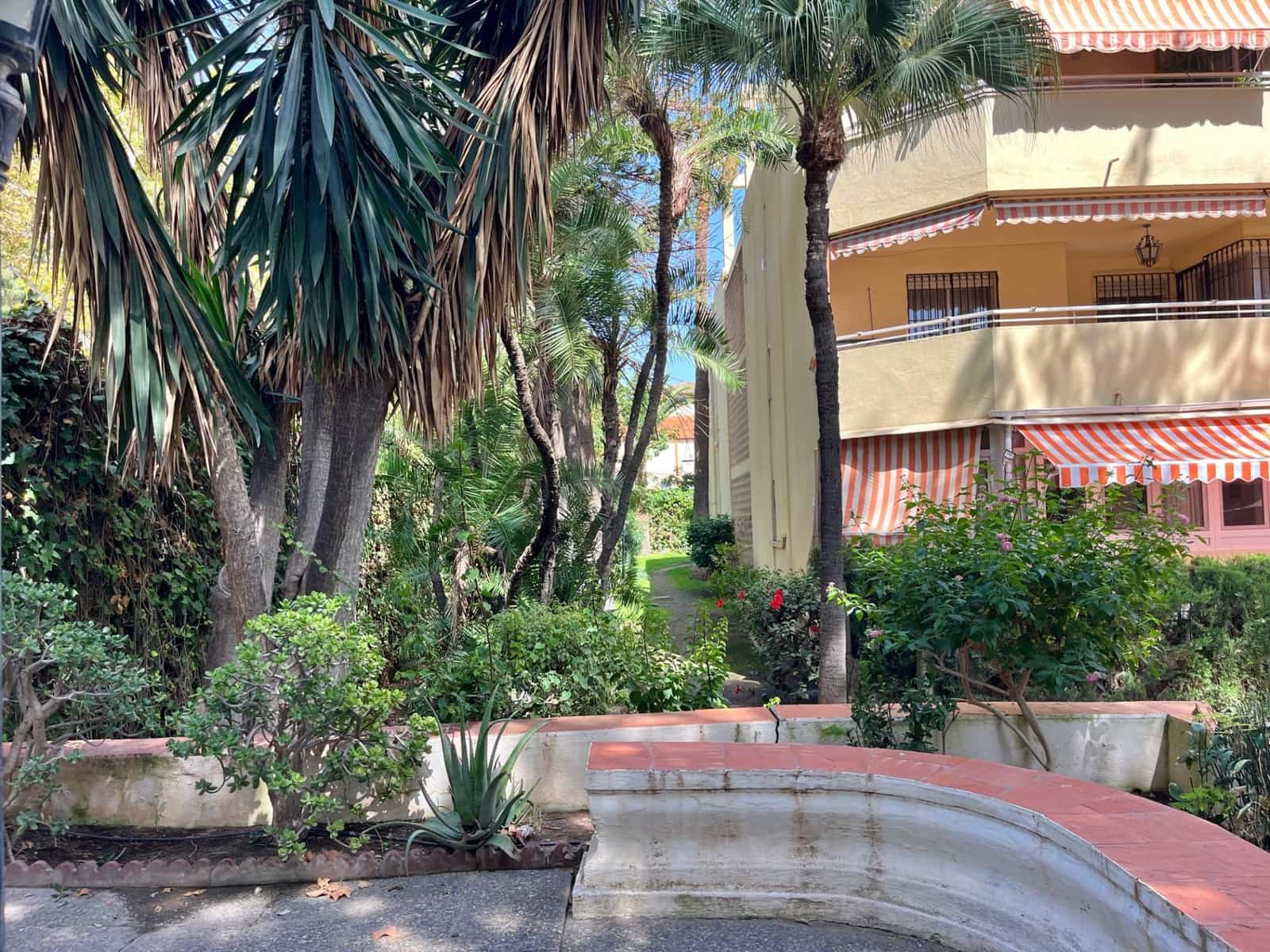 Appartement de 2 chambres à louer à Malaga ville avec piscine garage - 1 900 € (Ref: 8460525)