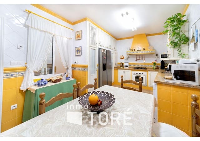 4 soverom Hus til salgs i Centro Historico, Málaga by - € 550 000 (Ref: 9095383)