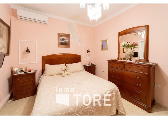 4 soverom Hus til salgs i Centro Historico, Málaga by - € 550 000 (Ref: 9095383)