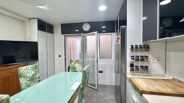 3 soverom Rekkehus til salgs i Málaga by med garasje - € 575 000 (Ref: 9165922)