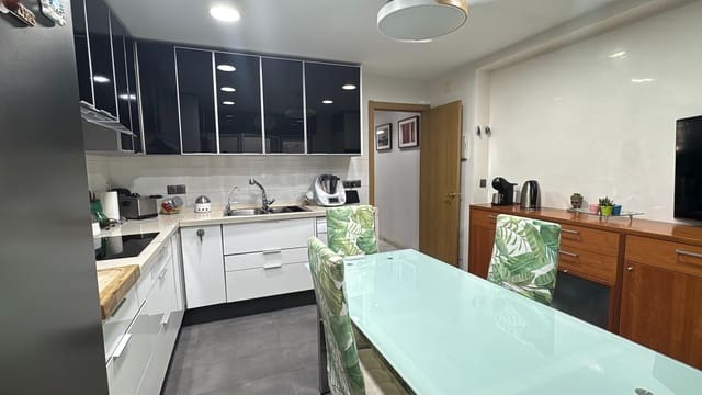 3 soverom Rekkehus til salgs i Málaga by med garasje - € 575 000 (Ref: 9165922)