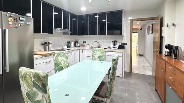 3 soverom Rekkehus til salgs i Málaga by med garasje - € 575 000 (Ref: 9165922)