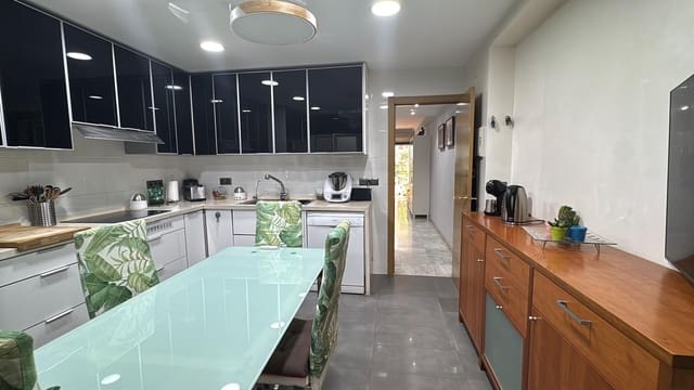 3 soverom Rekkehus til salgs i Málaga by med garasje - € 575 000 (Ref: 9165922)