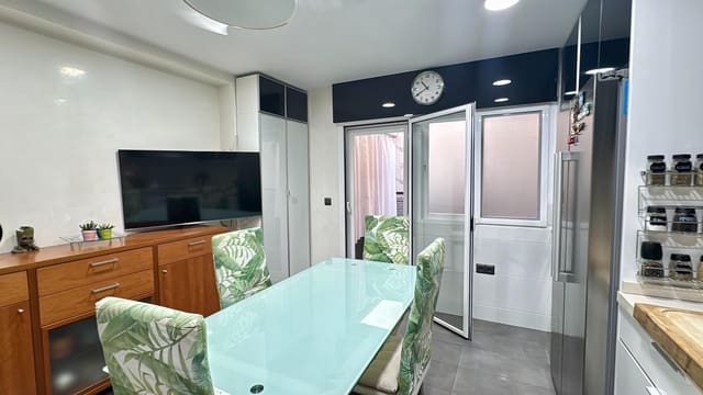 3 soverom Rekkehus til salgs i Málaga by med garasje - € 575 000 (Ref: 9165922)