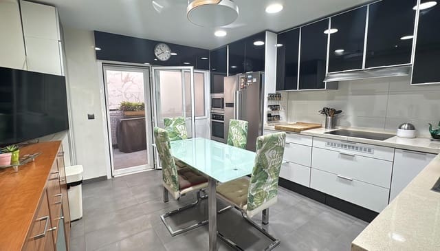 3 soverom Rekkehus til salgs i Málaga by med garasje - € 575 000 (Ref: 9165922)