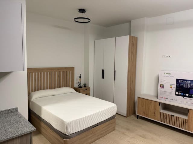 Studio til leje i Málaga by med garage - € 900 (Ref: 9374607)