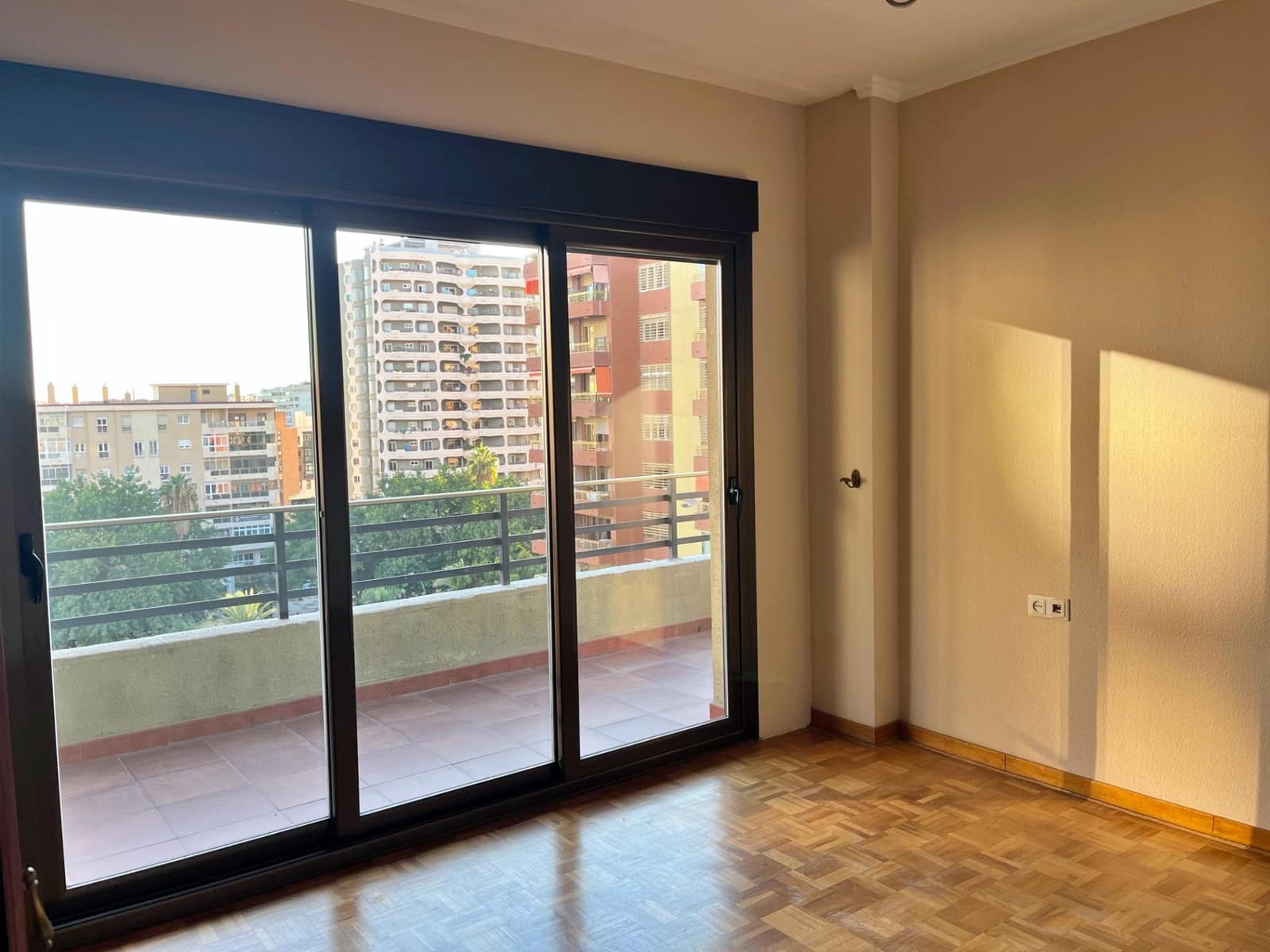 5 sypialnia Mieszkanie do wynajęcia w Miasto Malaga - 2 000 € (Ref: 9411185)