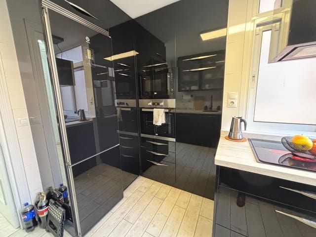 4 bedroom Flat for sale in Cruz de Humilladero, Málaga city with garage - € 360,000 (Ref: 9524481)