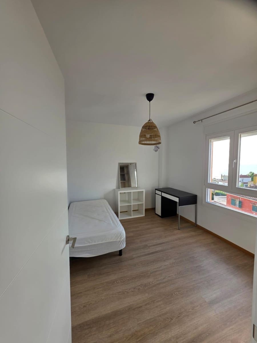 4 soverom Leilighet til leie i La Cala del Moral med svømmebasseng - € 1 600 (Ref: 9543818)