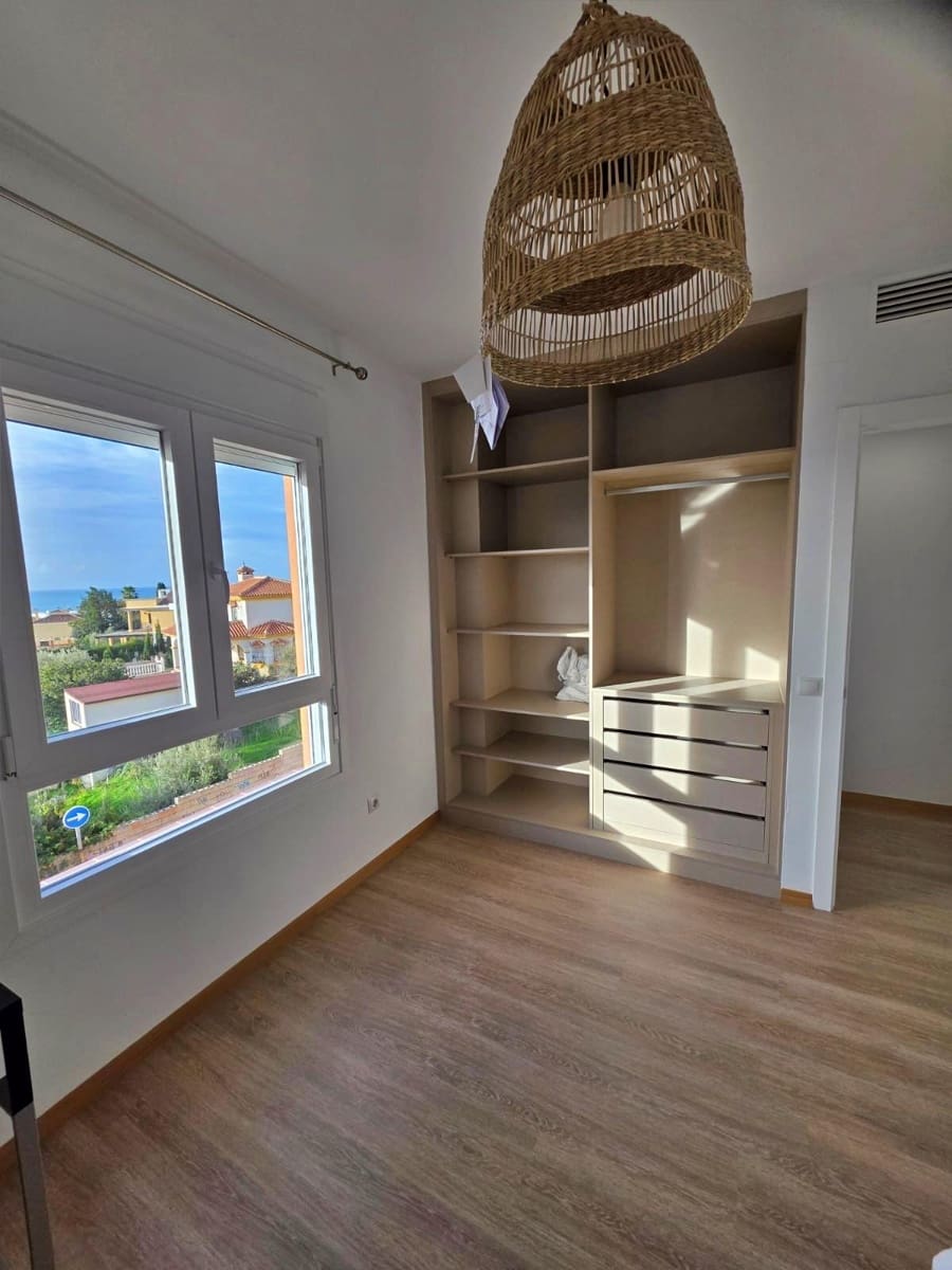 4 soverom Leilighet til leie i La Cala del Moral med svømmebasseng - € 1 600 (Ref: 9543818)