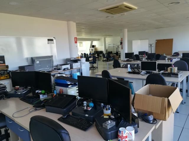 Kontor til salgs i Málaga by med garasje - € 295 000 (Ref: 9634496)