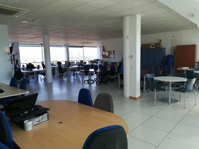 Kontor til salgs i Málaga by med garasje - € 295 000 (Ref: 9634496)