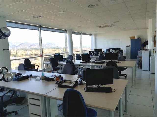 Kontor til salgs i Málaga by med garasje - € 295 000 (Ref: 9634496)