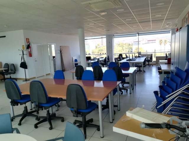 Kontor til salgs i Málaga by med garasje - € 295 000 (Ref: 9634496)
