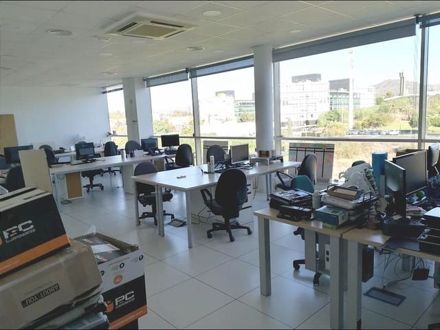 Kontor til salgs i Málaga by med garasje - € 295 000 (Ref: 9634496)