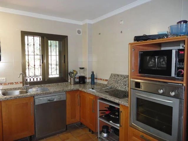 4 Zimmer Villa zu verkaufen in Málaga Stadt mit Pool Garage - 575.000 € (Ref: 9652186)