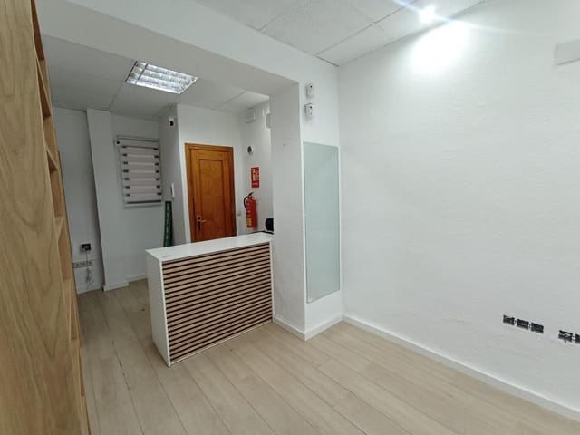 Commerciale da affittare in Cruz de Humilladero, Malaga città - 495 € (Rif: 9670881)