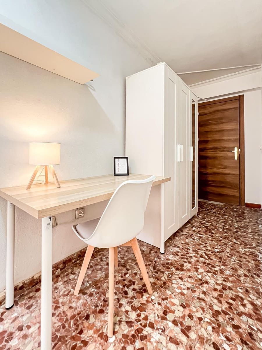 6 Zimmer Wohnung zu verkaufen in Malaga Stadt mit Garage - 450.000 € (Ref: 9735711)